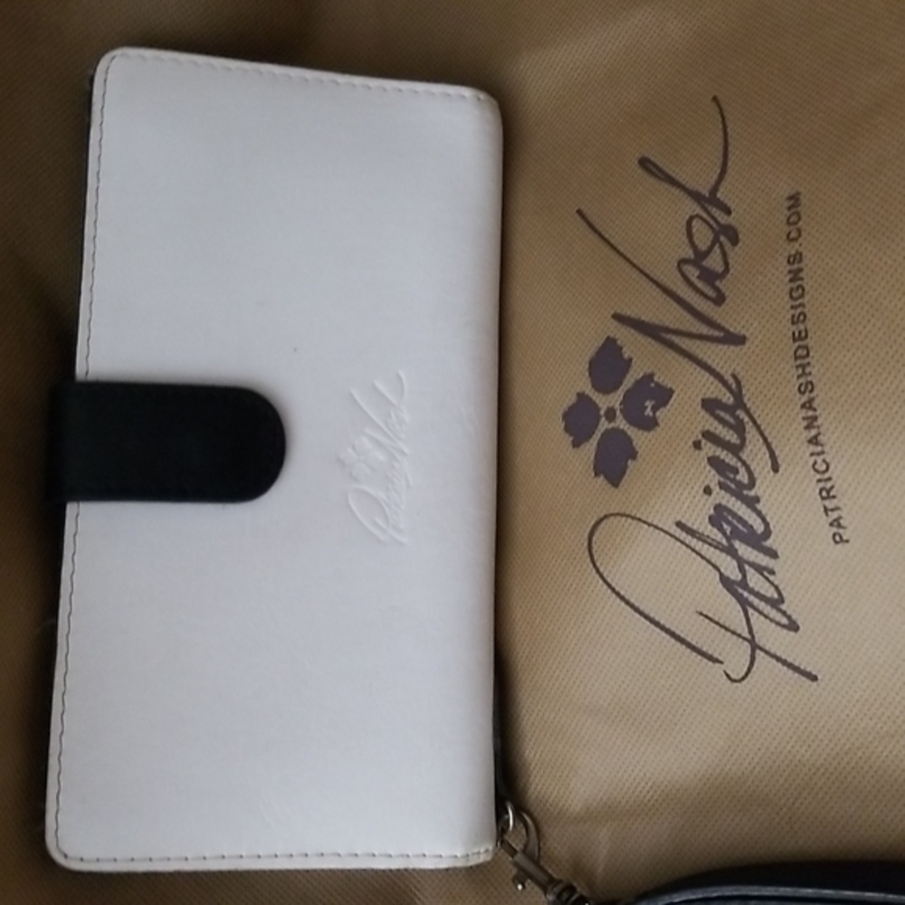 Patricia Nash Valentia Wallet, Magnetic Closures
